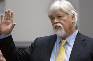 A la sortie du tribunal de Nuuk jeudi, juste avant de monter dans une camionnette de la police, Paul Watson a dit à l'AFP que son maintien en détention augmentait la pression sur le Japon pour mettre un terme à "ses activités illégales de chasse à la baleine". KEYSTONE/AP/Karen Ducey